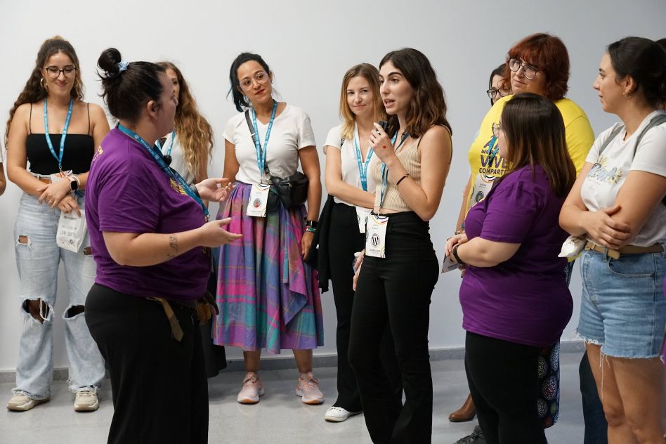Eva González mariscal hablando con varias asistentes a la WordCamp Sevilla en la desconferencia