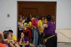 Eva González Mariscal haciendo una performance con las mujeres fuera de la sala